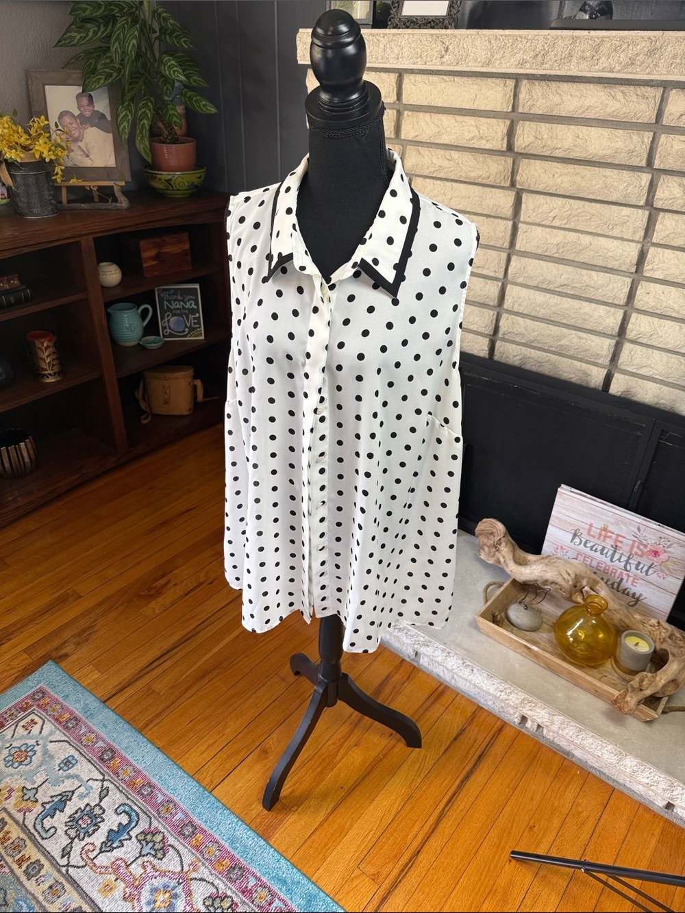 Vince Camuto White Sleeveless Button-Down Blouse with Black Polka Dots